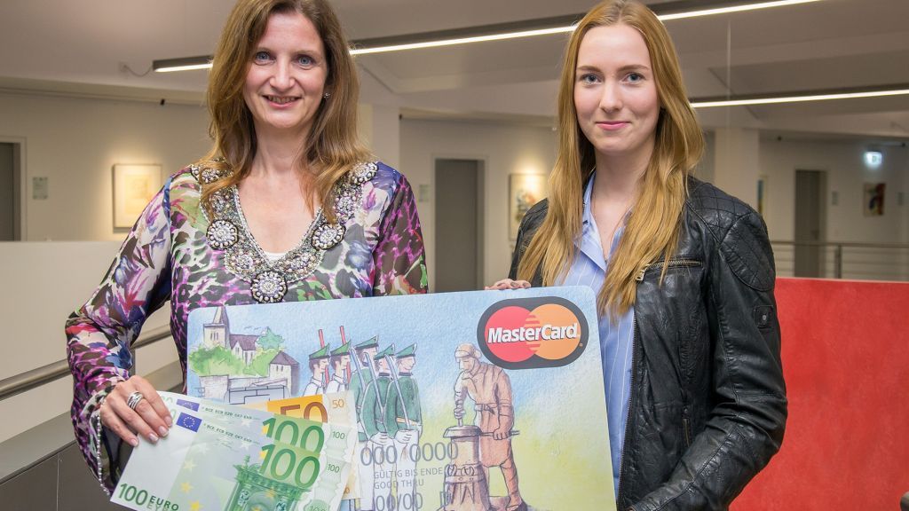 Michelle Rath (rechts) aus Olpe nahm ihren Gewinn von Kundenberaterin Birgit Clemens in der Sparkassen-Hauptstelle in Olpe entgegen. von Sparkasse ODW