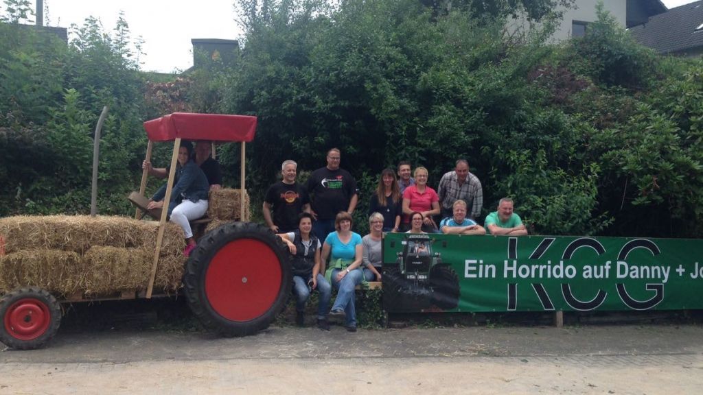 Der Kegelclub „KC-Gassenasse“ baute für das Königspaar in Rönkhausen einen Stroh-Traktor. von privat