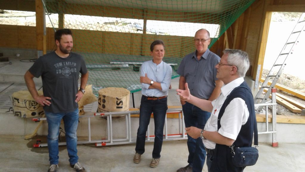 Burkhard Schneider, Ulrike und Friedrich Ostendorff, Christian Hohn bei der Besichtigung eines Milchviehbetriebes in Sporke. von privat