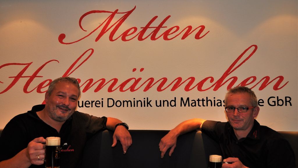 Dominik (links) und Matthias Mette brauen seit neun Jahren mit "Metten Hefemännchen" ihr eigenes Bier. von Ina Hoffmann