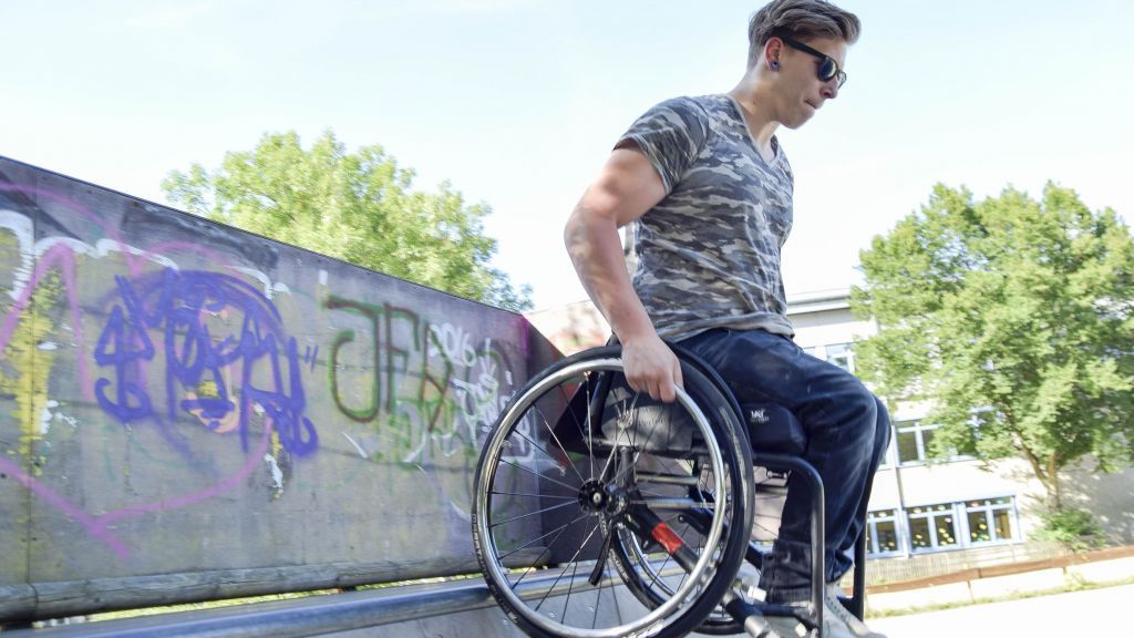 Ob auf der Straße oder im Skatepark: Tag für Tag skatet Sammy Friedrichs mit seinem Rollstuhl. von s: Nils Dinkel