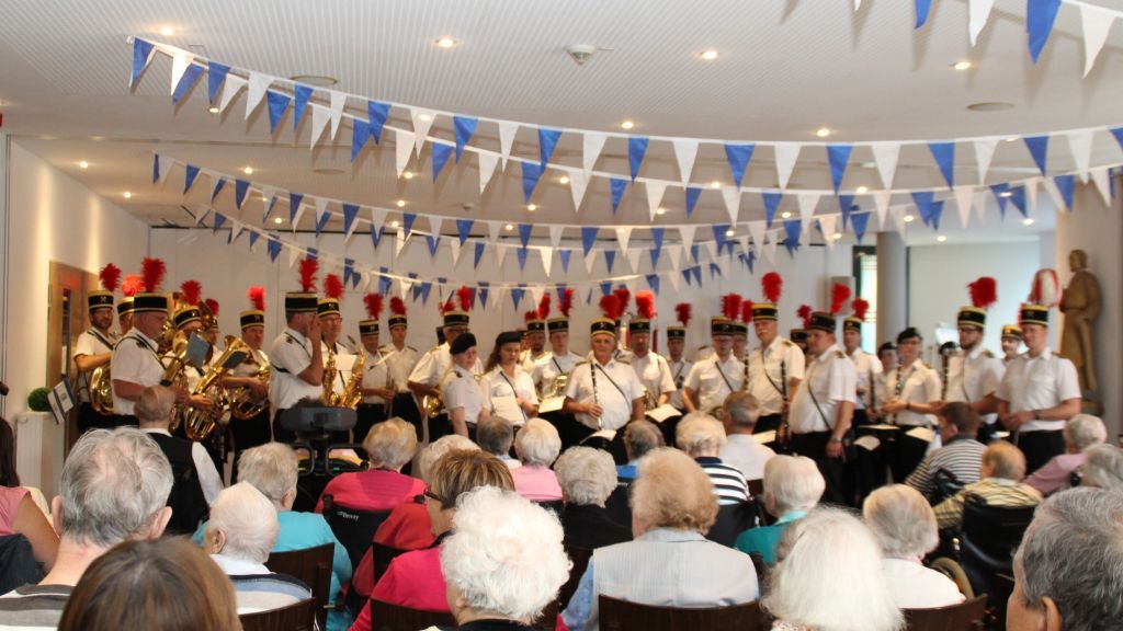 Im St. Franziskus-Haus in Elspe feierten die Senioren mit der Meggener Knappenkapelle Schützenfest. von privat
