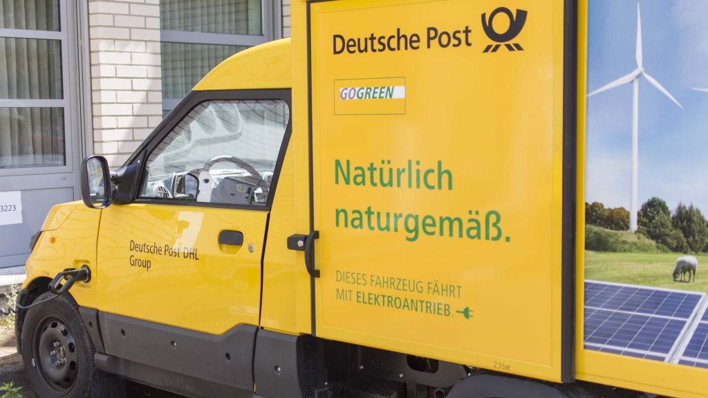 Die Deutsche Post betreibt ihre Fahrzeugflotte im Kreis Olpe zunehmend elektrisch. von Symbol Nils Dinkel