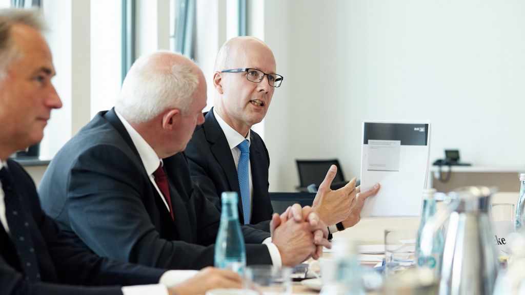 Volksbank-Vorstand Andreas Ermecke (rechts): „Die regulatorischen Anforderungen stellen für uns eine große Herausforderung dar.“ von Max Brunnert