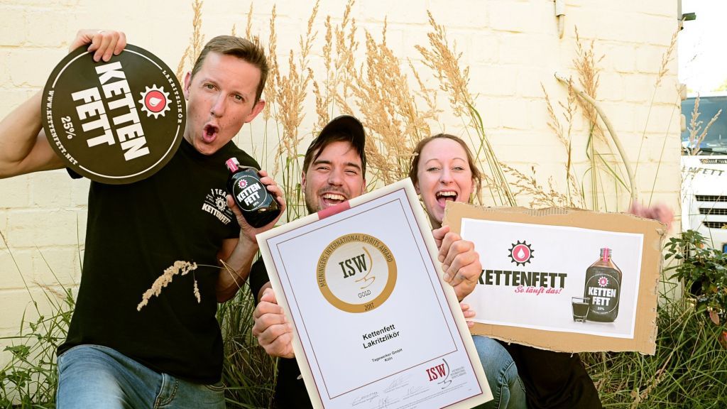 Das Team von „Kettenfett“ freut sich über die Goldmedaillie beim International Spirits Awards. von Kettenfett