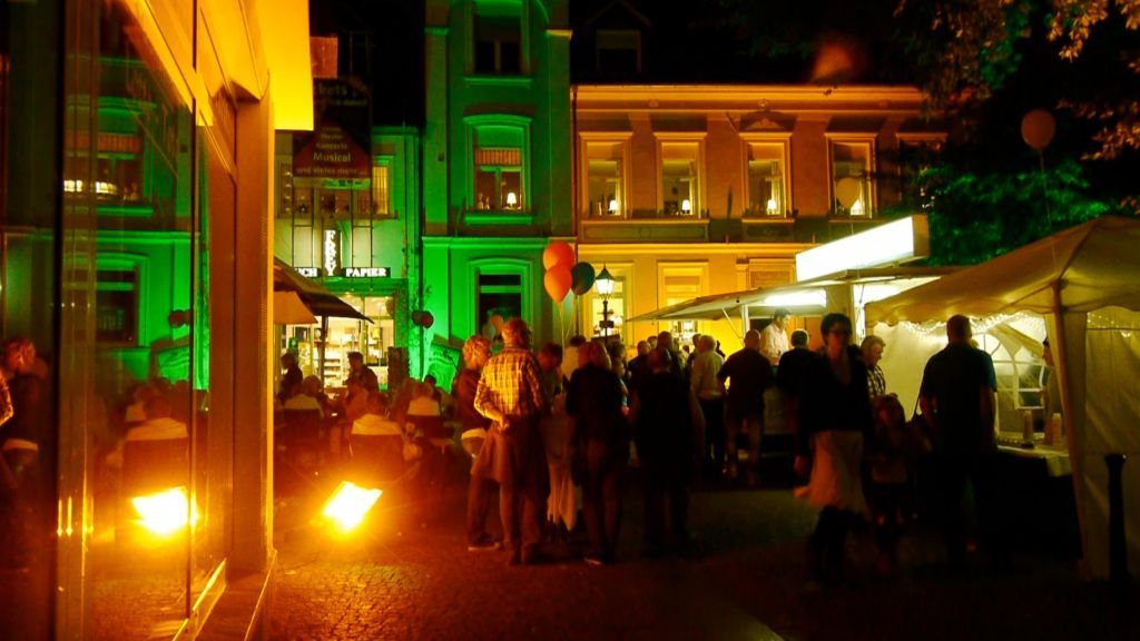 In der Innenstadt werden Außenfassaden von Gebäuden wieder stimmungsvoll illuminiert. von © Flycam Sauerland für Hansestadt Attendorn