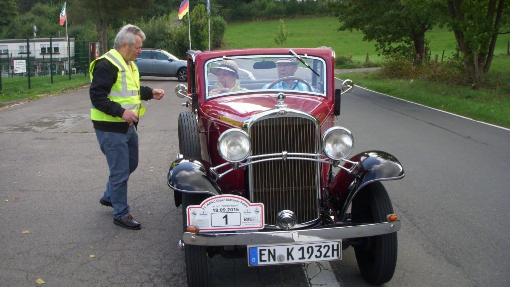 Das Team „Männe“ und Ulrike Kliem mit einem Opel - Baujahr 1932. von privat