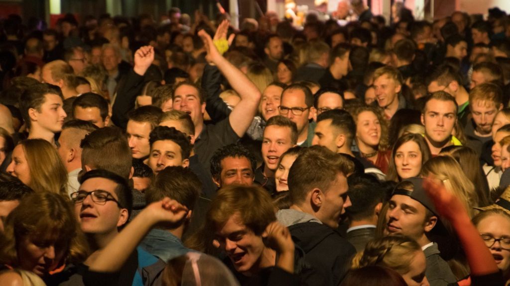Das Publikum auf dem Marktplatz feierte mit den „Side Walk DiscoRockerz“ auch im dritten Jahr in Folge eine Live-Party. von Sven Prillwitz