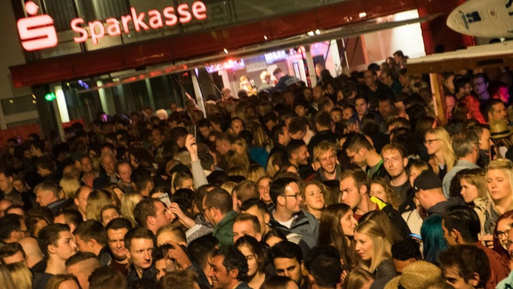 Als "riesige Nummer" bezeichnete Stadtfest-Organisator Clemens Lüdtke die Konzerte, den Andrang und die Party auf dem Marktplatz am Samstagabend. von Sven Prillwitz