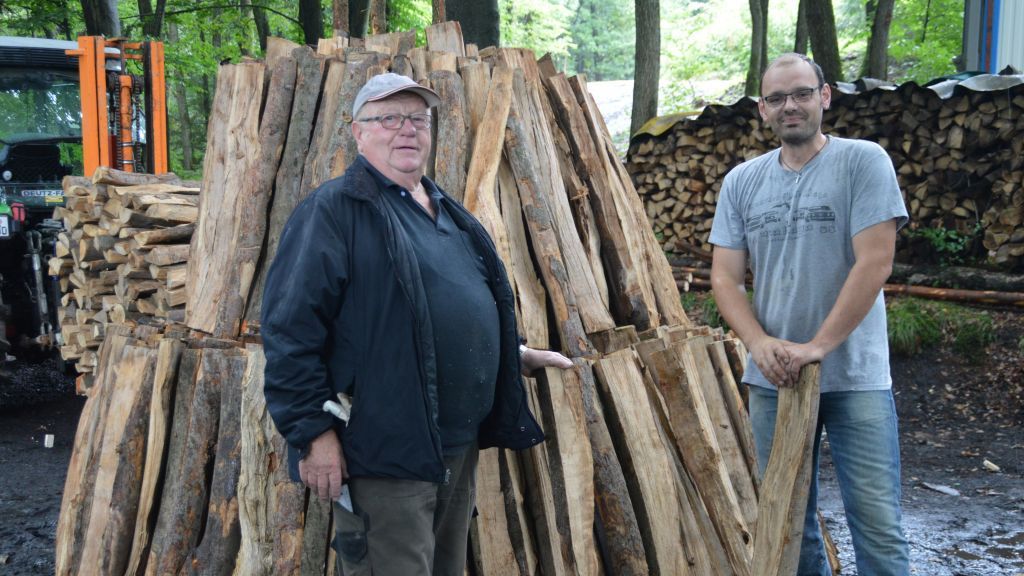 Georg Sasse (links) und Christof Kordes bauen den Meiler in Hülschotten. von Barbara Sander-Graetz