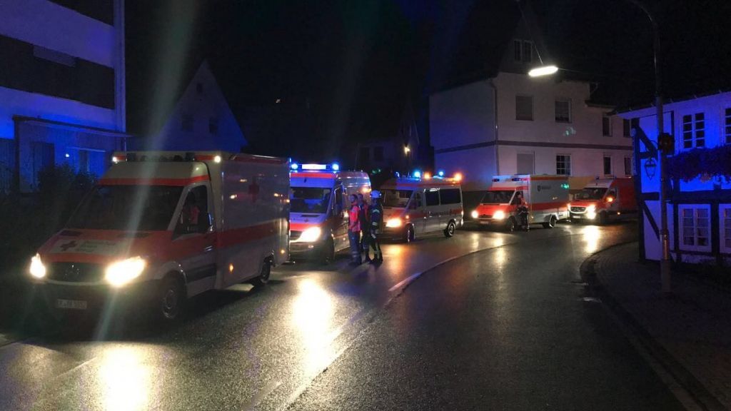 Die Zufahrtsstraße zur Schützenhalle wurde gesperrt. Insgesamt 65 Rettungskräfte waren in der Nacht zu Samstag im Einsatz. von Feuerwehr Lennestadt