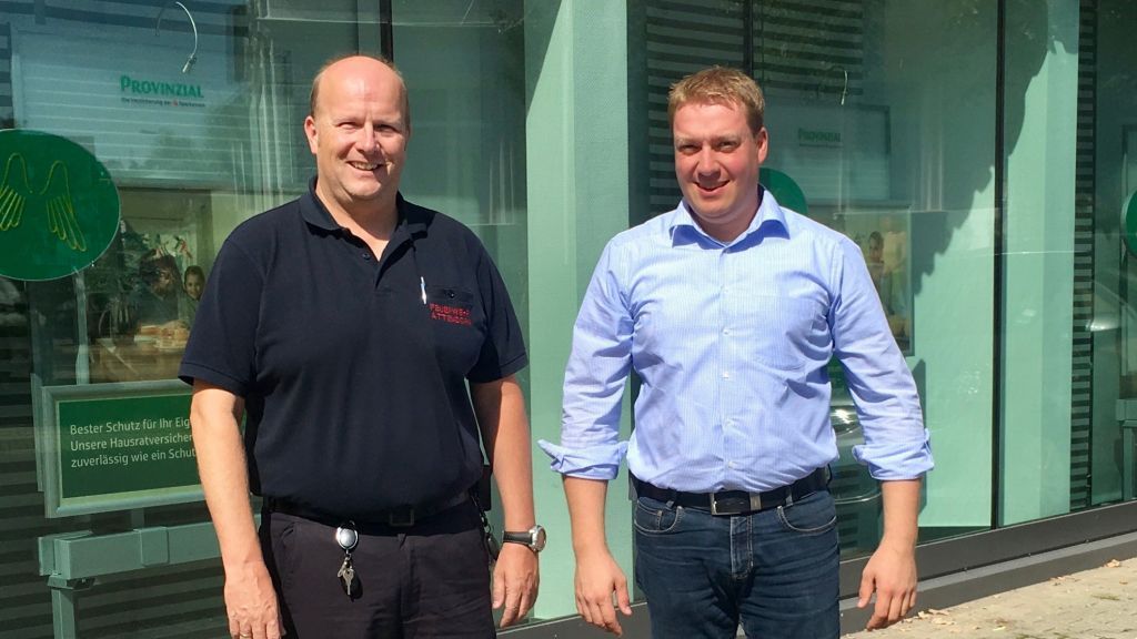 Provinzial-Geschäftsstellenleiter Alexander Siepe (rechts) und Michael Wojciechowski, stellvertretender Leiter der Feuerwehr der Hansestadt Attendorn, erklärten die Funktion der "Flutbox". von privat