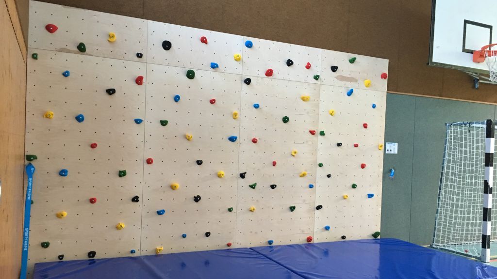 Die neue Boulderwand steht nun in der Turnhalle in Kirchhundem Kindern, aber auch Erwachsenen zur Verfügung. von privat