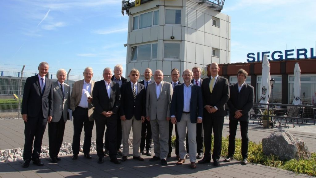 Die 13 Gründungsmitglieder des Fördervereins "Siegerland Flughafen Dreiländereck". von IHK Siegen