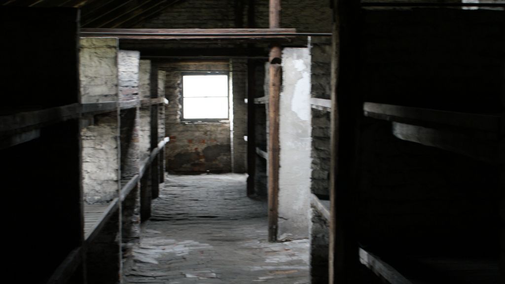 Unmenschliche Bedingungen: Die Unterbringung der Langerinsassen erfolgte auf engstem Raum. Mehrere Personen mussten sich ein Bett teilen. von Claudius Rosenthal