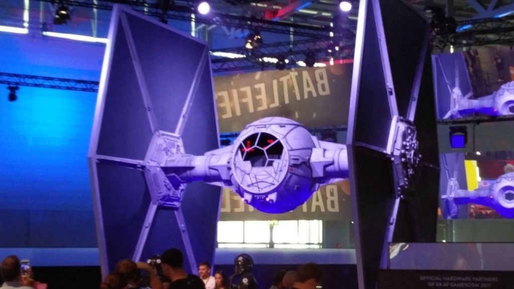 Ein riesiges Raumschiff-Modell befand sich am Stand, wo das Spiel "Star Wars: Battlefront 2" gezeigt wurde. von privat