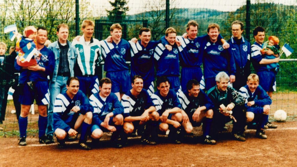 Der Bezirksliga-Aufsteiger von 1996 mit ihrem Trainer Stefan "Felix" Feldmann. von privat