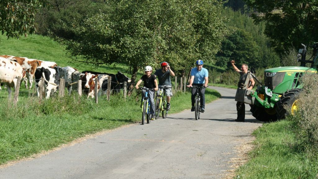Die Bauern zeigen den Radfahrern auf der Tour die heimische Landschaft. von privat