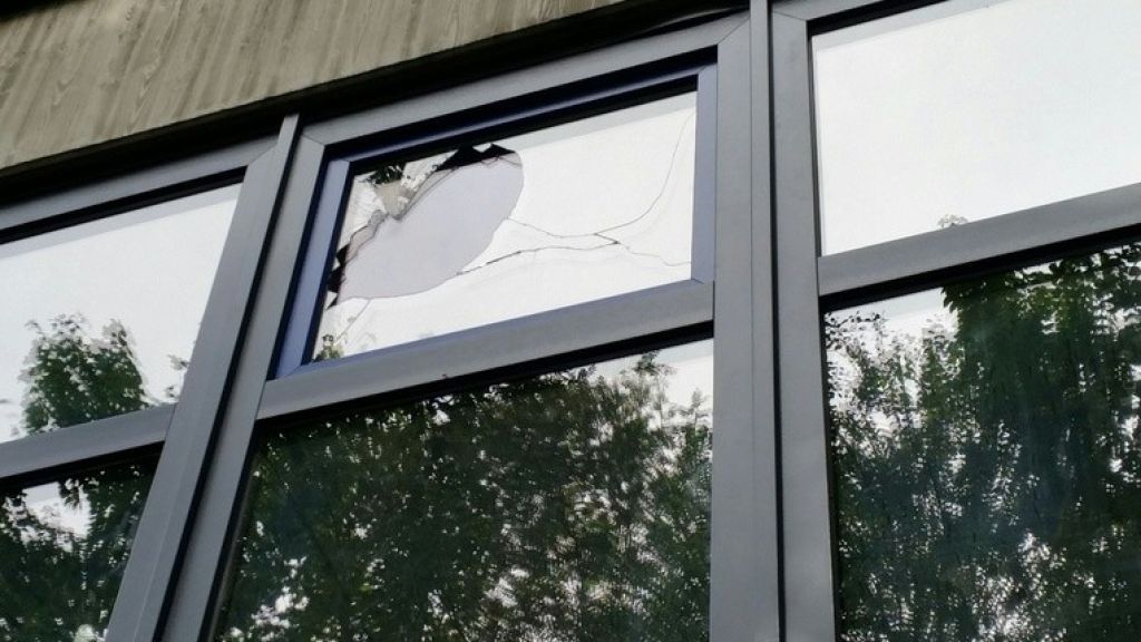 Mit Pflastersteinen wurden insgesamt fünf Turnhallen-Fenster beschädigt. von s: Katholische Grundschule Kirchhundem