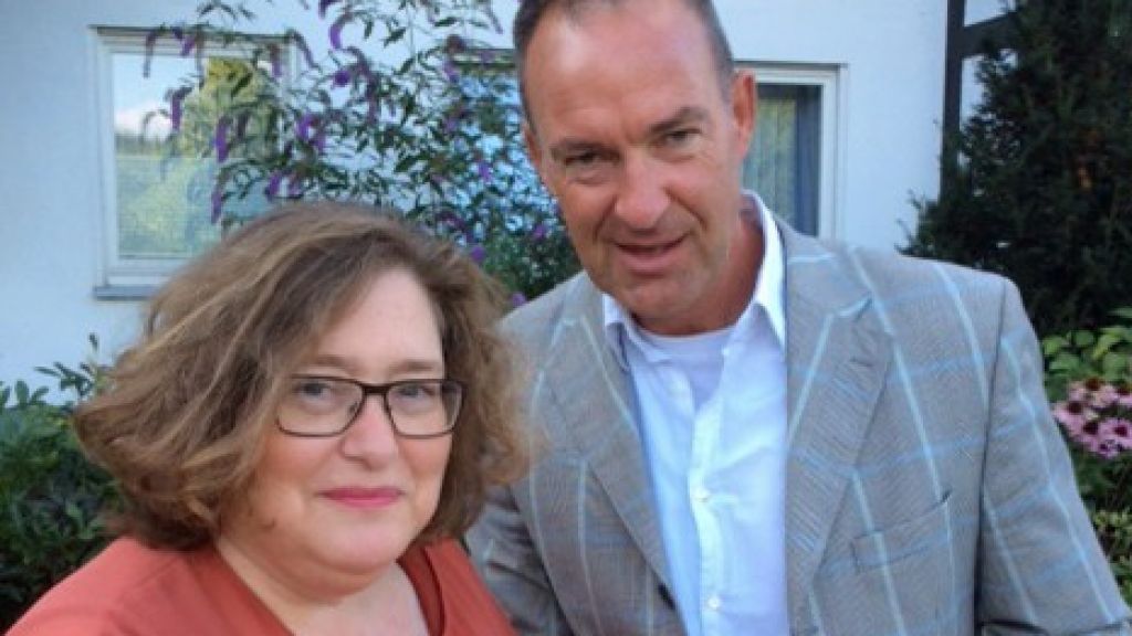 Sabine Krippendorf und Jochen Ritter diskutieren den Investitionsplan Kinderbetreuung für den Kreis Olpe am Rande der Sitzung der CDU-Fraktion. von CDU