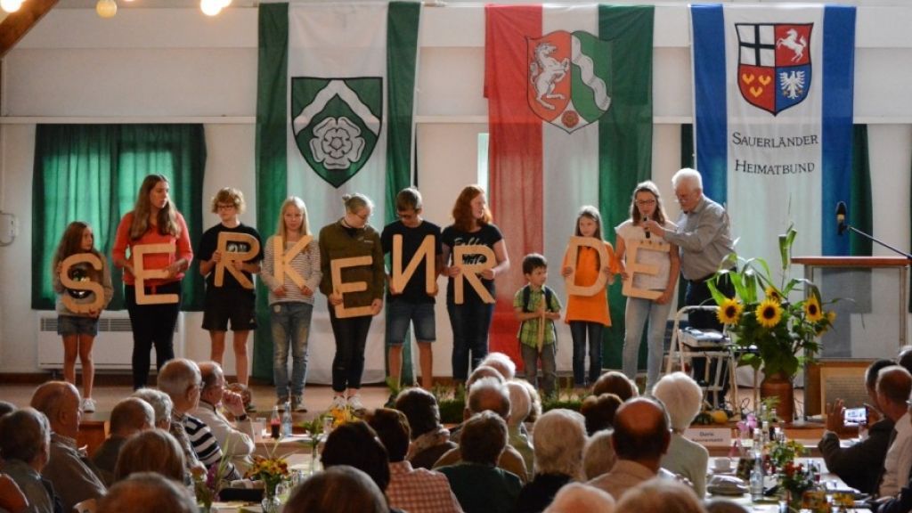 Von der kreativen Präsentation des Dorfes Serkenrode zeigten sich die Mitglieder des Sauerländer Heimatbundes begeistert. von Martin Kuschel