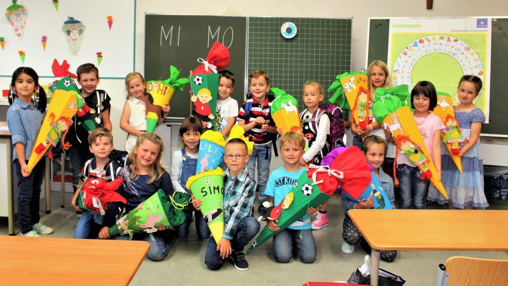 Gerade eingeschult, stellten sich die neuen Erstklässler der Marienschule in Saalhausen für ein Klassenfoto zusammen. von s: Patricia Korn