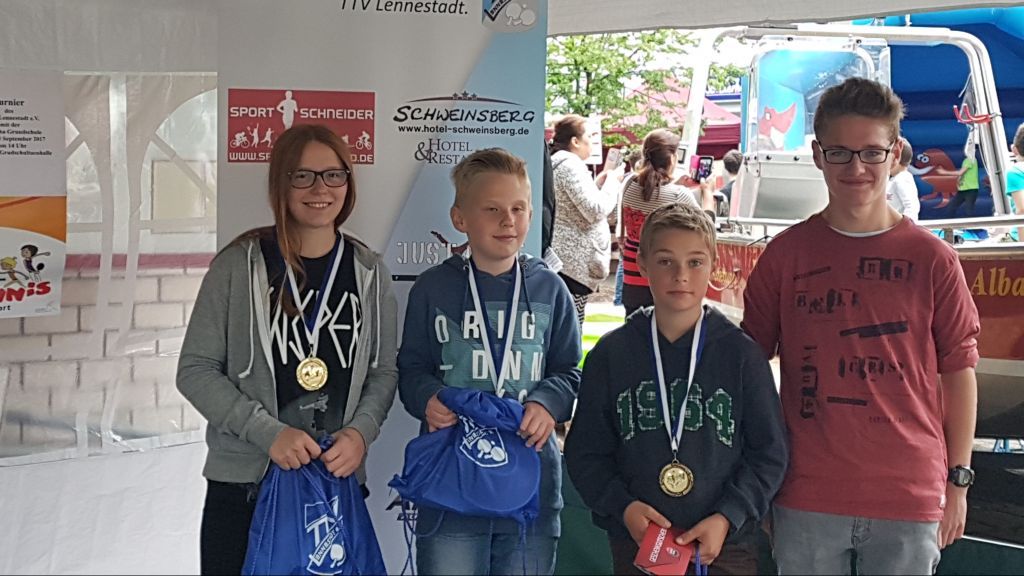 Die Siegerehrung des Gewinnspiels beim Stadtfest in Altenhundem. von privat