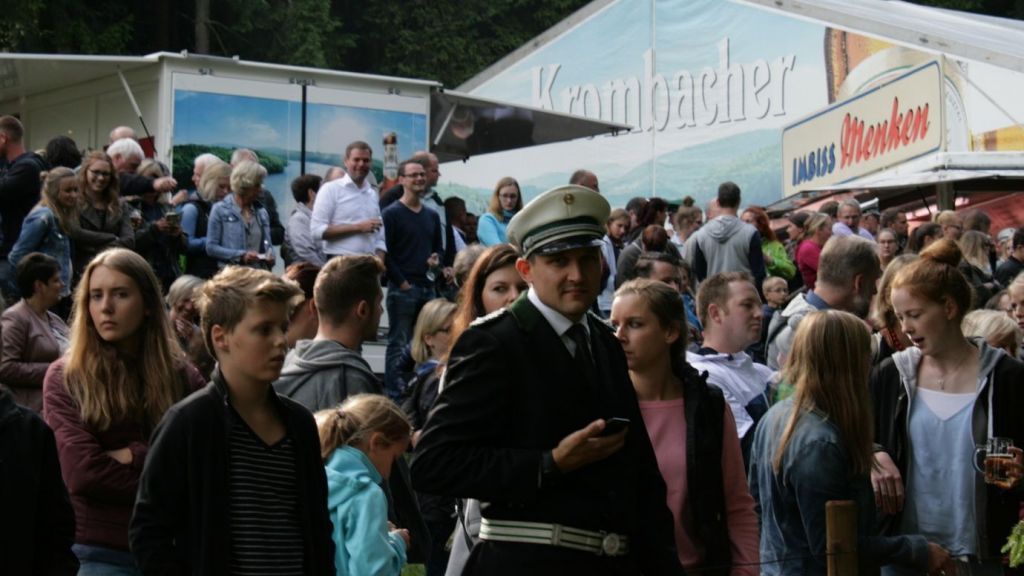 Zahlreiche Zuschauer verfolgten das Gänsereiten in Bühren. von Rüdiger Kahlke