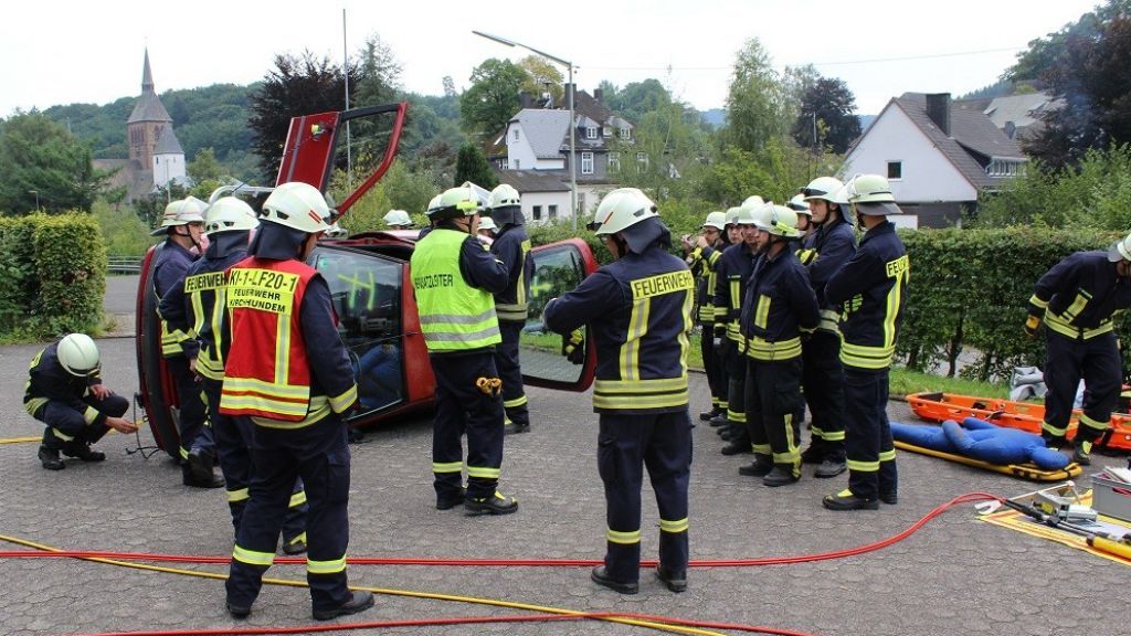 An zwei Autos übten die Kameraden den richtigen Umgang mit den hydraulischen Rettungsgeräten. von Feuerwehr Kirchhundem