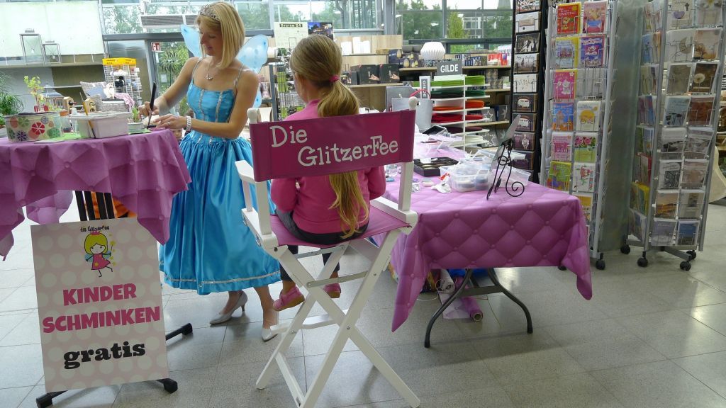 Die Kleinsten wurden beim „MädelsKramMarkt“ in Olpe von der Glitzerfee geschminkt. von privat