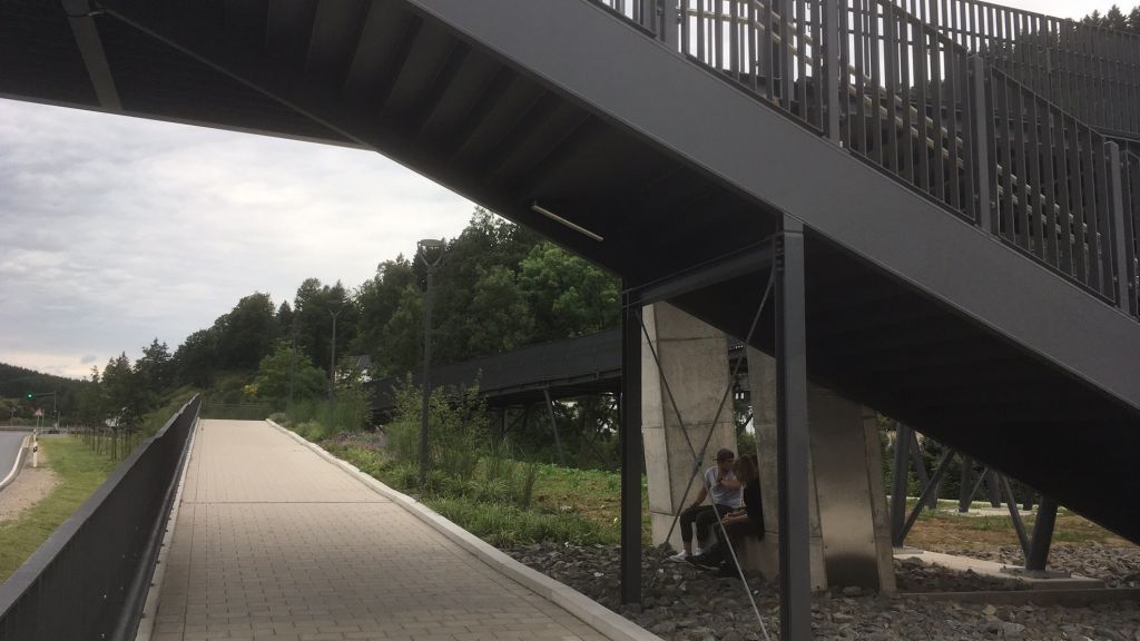 Ein Blick auf die fertiggestellte barrierefreie Rampe, die den Lennepark nun mit der Fußgängerbrücke am Bahnhof Finnentrop verbindet. von Sven Prillwitz