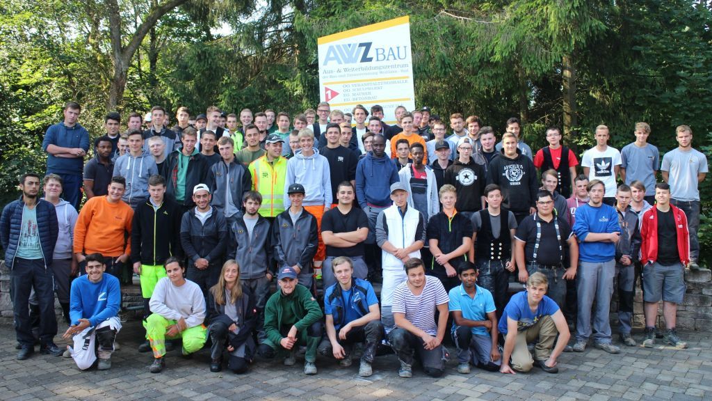 102 junge Leute haben kürzlich ihre Ausbildung im Bauhandwerk begonnen. von privat