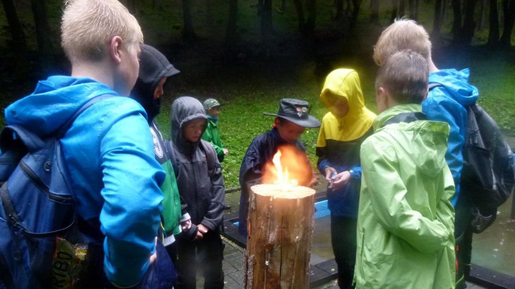 Am Schwedenfeuer stärkten sich die Teilnehmer nach der Entdeckungstour mit einem Imbiss. von privat