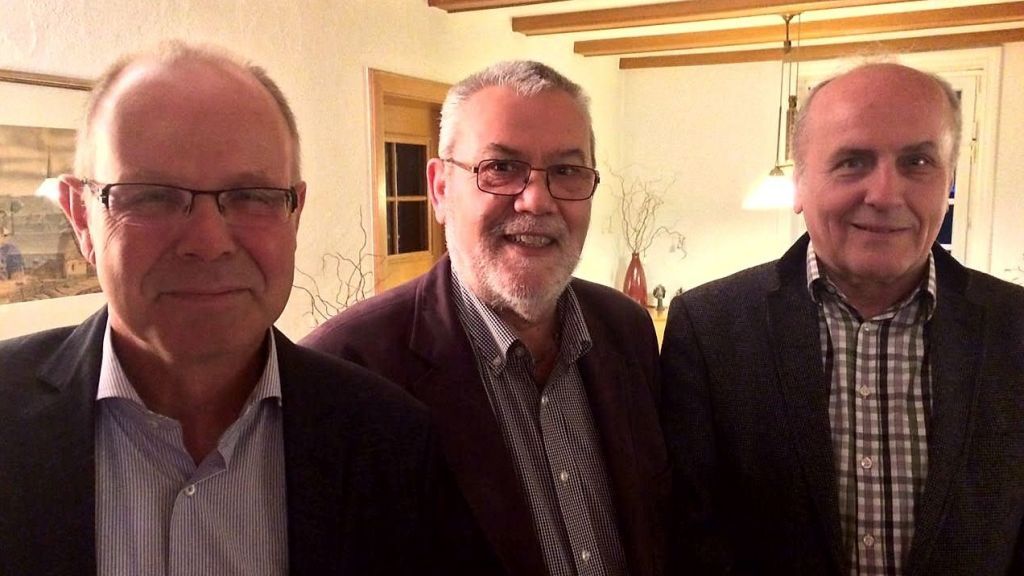 SPD-Kreisvorsitzender Robert Kirchner-Quehl (rechts) gratuliert dem neuen Ortsvereinsvorsitzenden Hans-Jürgen Pongratz (Mitte) und dem neuen Fraktionsvorsitzenden Axel Gosmann (links) zur Wahl. von privat