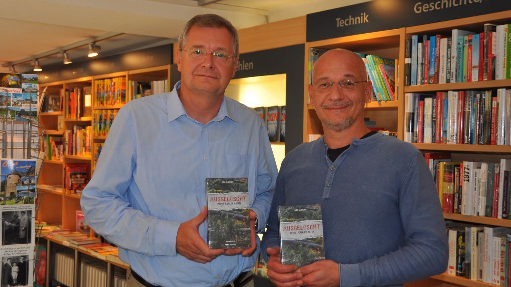 Dirk Zandecki (links) stellte mit Georg Spielmann in der Buchhandlung Dreimann im Olpe seinen neuen Krimi "Ausgelöscht: Tatort Kahler Asten" vor. von Ina Hoffmann