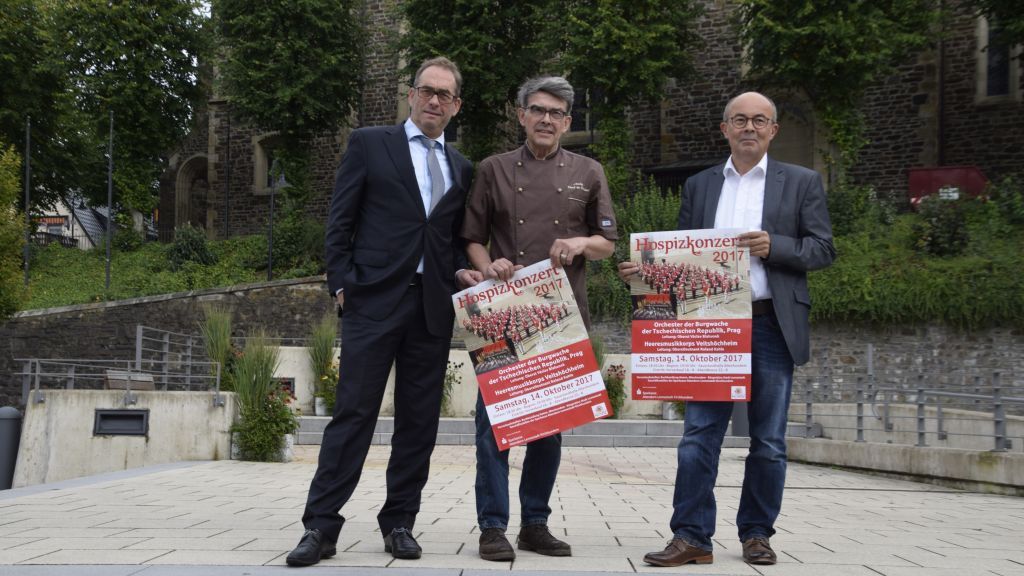 Dort wo jetzt Stefan Göckeler, Andreas Cordes und Martin Schäfer (von links) stehen, sollen schon bald zwei Militärmusikkorps spielen. von Nils Dinkel