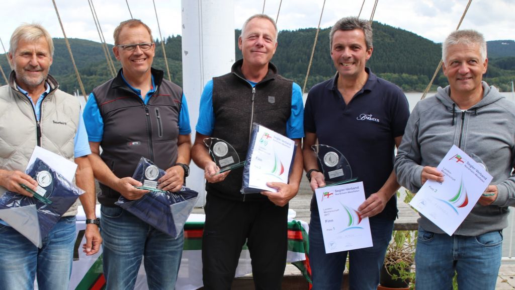 Die Sieger der Regatta und nordrhein-westfälischen Landesmeister (von links) Karl-Heinz Erich, Dirk Sundermann, Klaus Reffelmann, Udo Murek und Uwe Fernholz. von privat