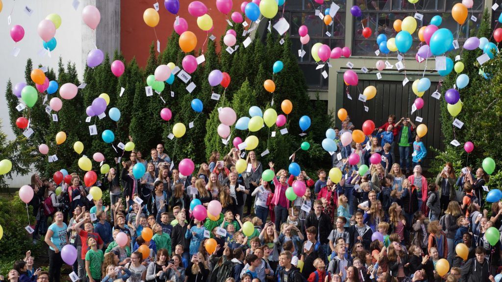 Ein Bild von der Luftballon-Aktion im vergangenen Sommer: Am Sonntag, 24. September, feiert das Gymnasium Maria Königin ein buntes Fest zum Schuljubiläum. von privat