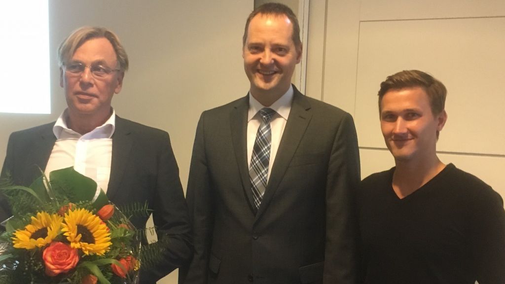 Blumen zur Begrüßung: Bürgermeister Peter Weber (Mitte) vereidigte Johannes Truttmann (links) als neuen Ratsherren und verabschiedete Jonathan Baer. von Sven Prillwitz