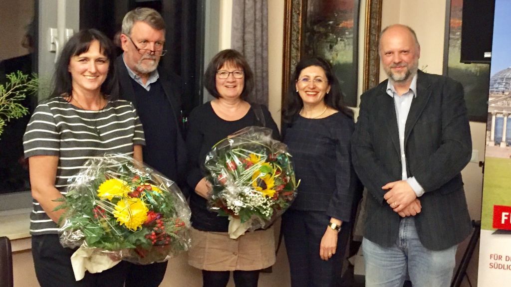 Als Dankeschön verteilte Nezahat Baradari (2. von rechts) Blumensträuße an die Referenten. von privat