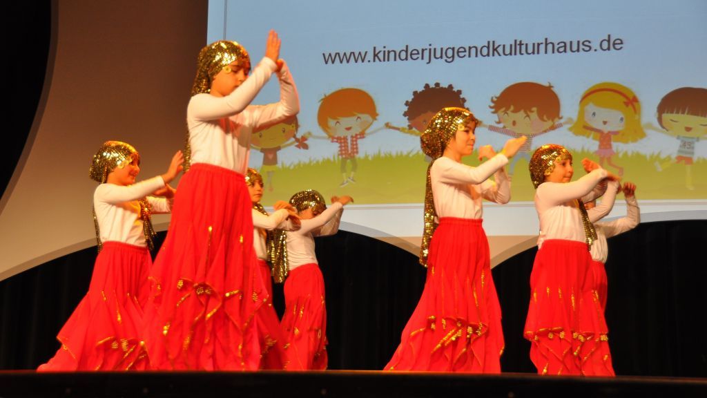 Die "TEVA Kids" zeigten einen Folklore-Tanz beim Internationalen Kinderfest. von Ina Hoffmann