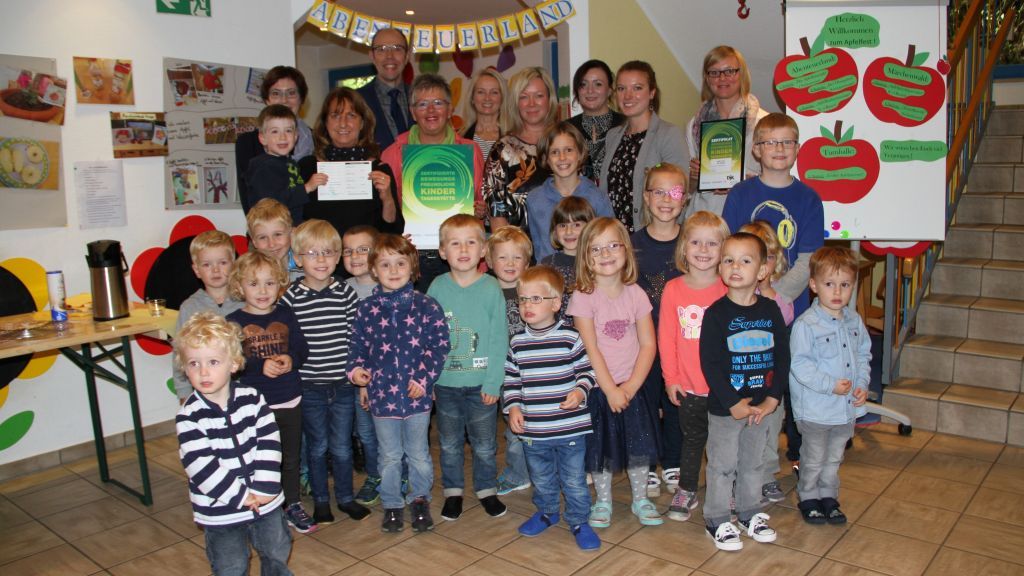 Die Kinder und Erzieherinnen des Kindergartens St. Joseph Bamenohl freuten sich über das Zertifikat  „Bewegungsfreundlicher Kindergarten“. von privat