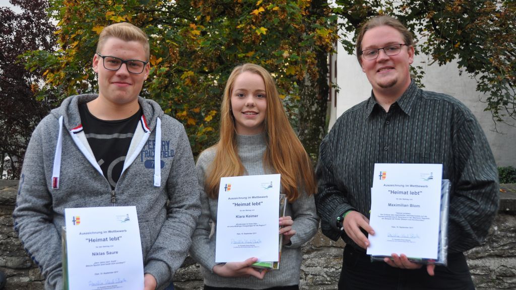 Niklas Saure, Klara Keimer und Maximilian Blom wurden für ihre Facharbeiten und Bachelor-Arbeit ausgezeichnet. von Ina Hoffmann
