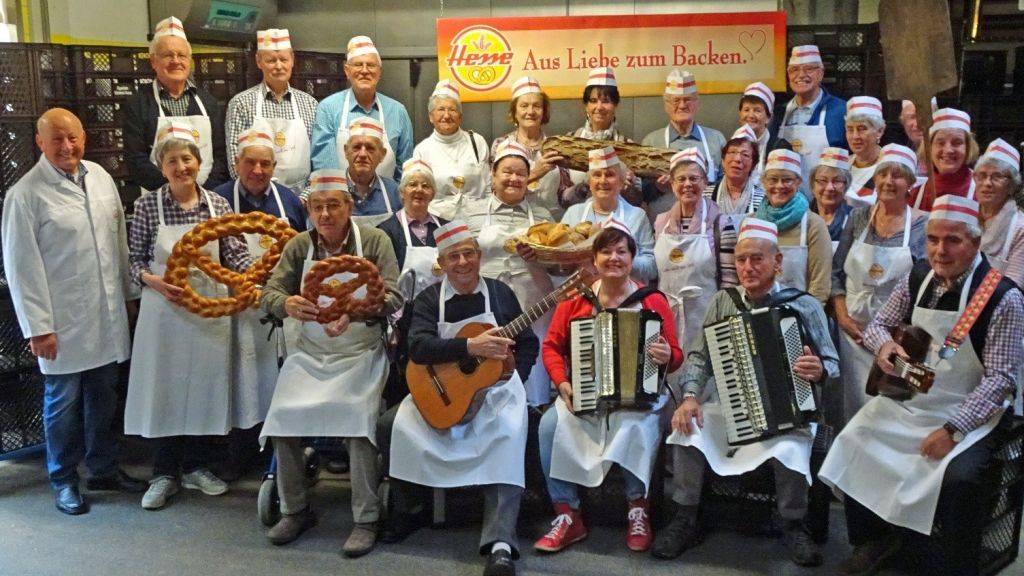 Einen erlebnisreichen Vormittag verbrachte die Volksliedergruppe Hundem-Lennetal in der Backstube der Bäckerei Hesse. von privat