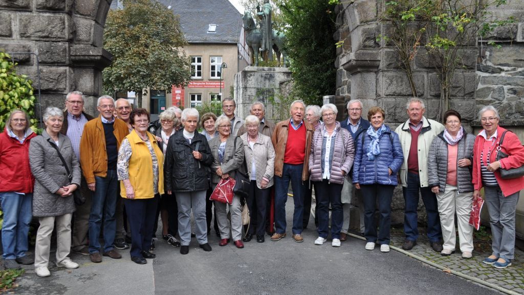 48 Senioren der CDU Attendorns besuchten Wuppertal, die Müngstener Brücke und Schloss Burg. von Karl-Hermann Ernst