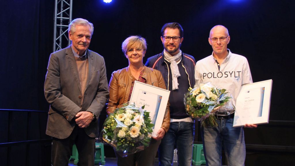 Jochen Brill (links) und Oliver Brill (zweiter von rechts) ehrten Juliane Henrichs und Peter Heuel für ihre langjährige Treue zum Unternehmen. von Indukant
