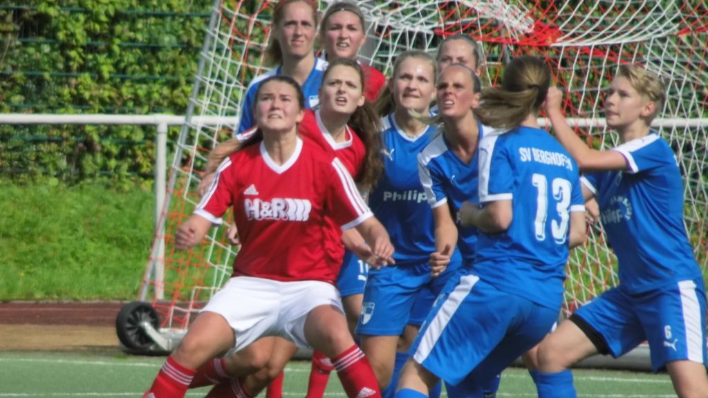 Spielszene: Maria Grewe (vorne in Rot) erwartet den Ball am gegnerischen Strafraum. von privat