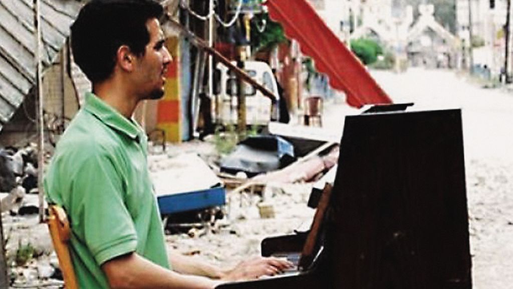 Als junger Mann spielte Aeham Ahmad  Klavier inmitten der Bombentrümmer im Großraum von Damaskus. von © Veranstalter – Niraz Said