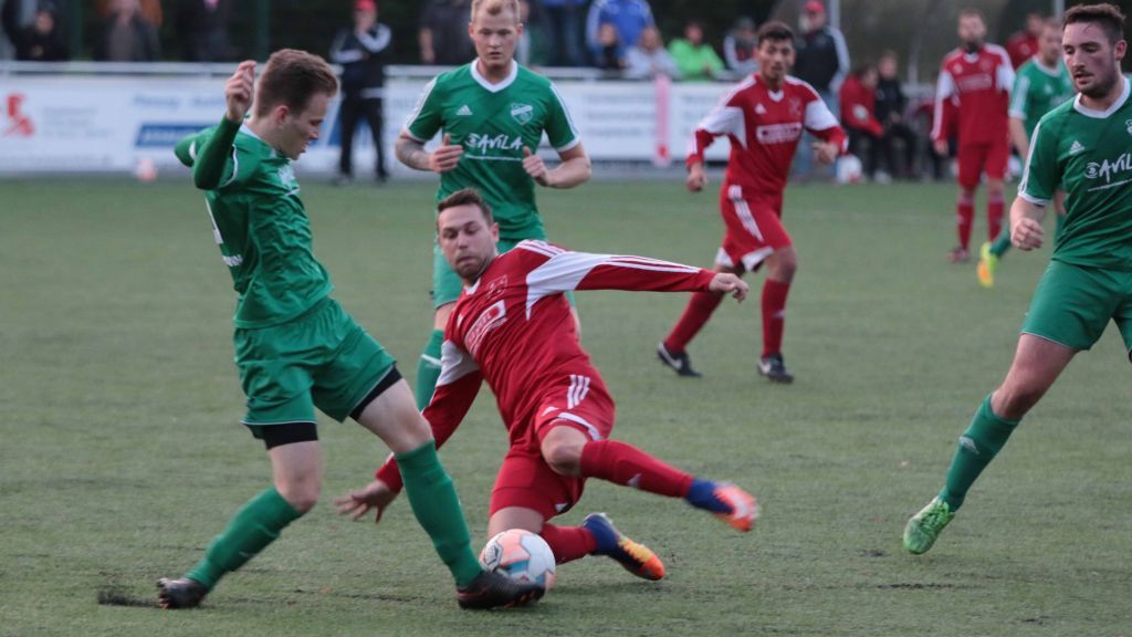 Der FC Lennestadt (in Rot) zog mit einem 5:3-Sieg über den FC Altenhof ins Viertelfinale des Kreispokals ein. von Lukas Simon