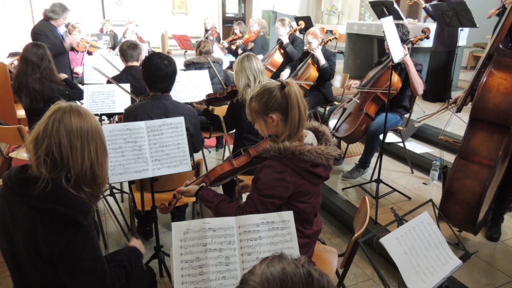 Das Gemeinschaftsorchester „Concerto“ der Musikschulen Drolshagen, Olpe und Wenden spielt beim Kirchenkonzert in Gerlingen. von privat